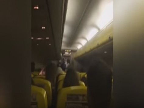 Μην σου τύχει – Αεροσυνοδός της Ryanair σε επιβάτες: “Δεν θέλουμε να πεθάνουμε”! [βίντεο]