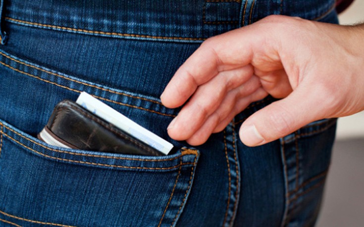 Παρέδωσε το πορτοφόλι αφού πρώτα το… άδειασε