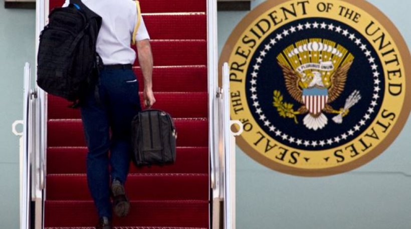 Δείτε τι περιέχουν οι μαύροι χαρτοφύλακες που έχουν Μ.Ομπάμα και Β.Πούτιν