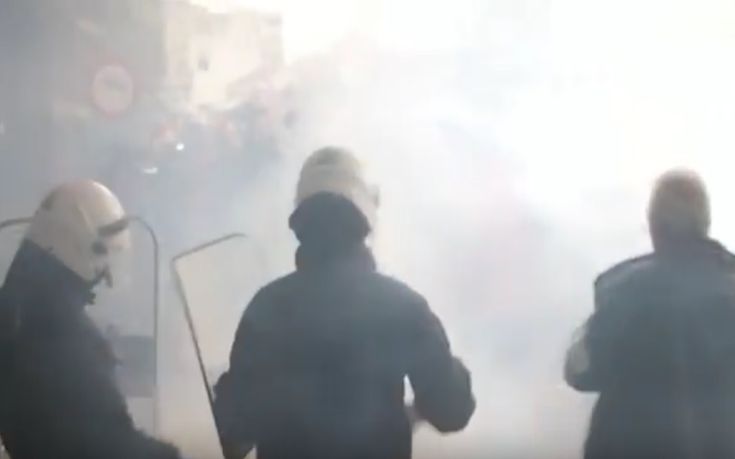 “Πόλεμος” ΜΑΤ-αγροτών στην Κομοτηνή λόγω επίσκεψης του Β.Αποστόλου [βίντεο]