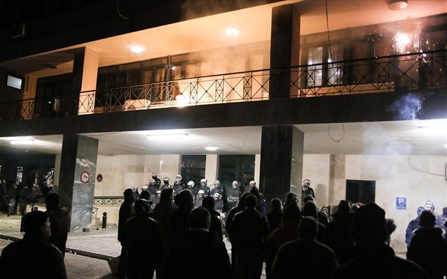 Αποχωρούν οι αγρότες από το κτίριο της πρώην νομαρχίας Ροδόπης