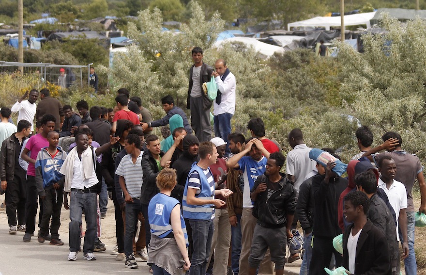 Καλαί: Οι λαθρομετανάστες καίνε τον καταυλισμό τους – Αρνούνται να πάνε στα νέα κτίρια