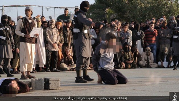 Λιβύη: Οι τζιχαντιστές εκτελούν 3 άνδρες μπροστά σε πλήθος κόσμου [σκληρές φωτό, βίντεο]