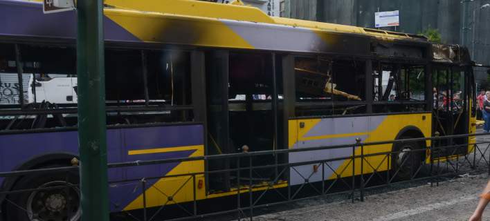 Επίθεση κουκουλοφόρων στα Εξάρχεια: Eριξαν πέντε μολότοφ σε τρόλεϊ