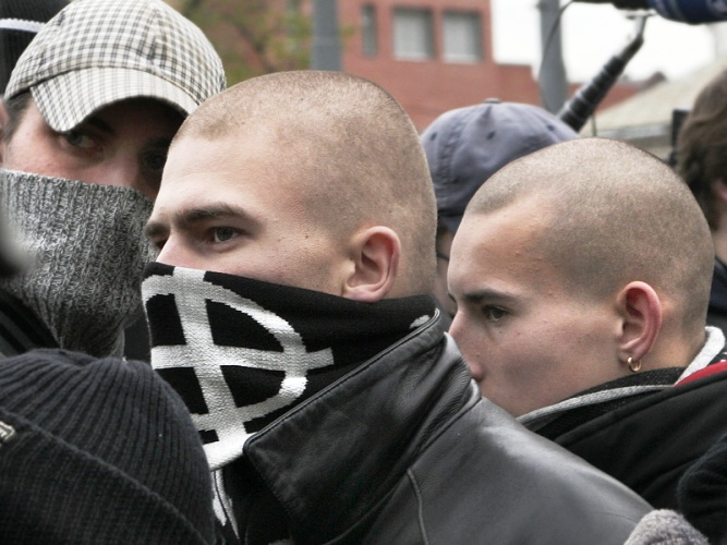 Ρωσική εκδίκηση για τον βιασμό  13χρονης Ρωσίδας από μουσουλμάνους – Επιδρομή σε κέντρο φιλοξενίας