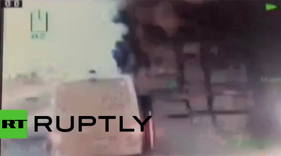 Τουρκία: Η στιγμή που βόμβα εκρήγνυται δίπλα σε διερχόμενο λεωφορείο της αστυνομίας – 10 τραυματίες  [βίντεο]