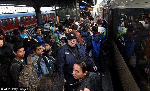 Στοκχόλμη: Συμμορίες μουσουλμάνων έχουν καταλάβει τον σιδηροδρομικό σταθμό και η Αστυνομία δεν μπορεί να κάνει τίποτα
