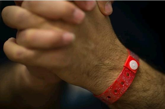 Βρετανία: Οι πρόσφυγες που δικαιούνται δωρεάν φαγητό φορούν κόκκινα βραχιόλια