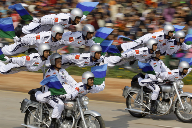 Δείτε τα ακροβατικά των Ινδών μοτοσικλετιστών κατά τη διάρκεια της στρατιωτικής παρέλασης στο Νέο Δελχί