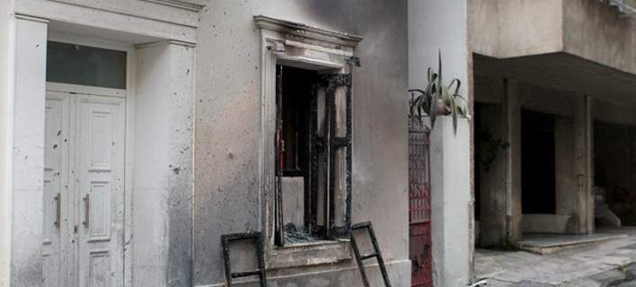 Οι ζημιές που προκλήθηκαν στο σπίτι του Φλαμπουράρη μετά από την επίθεση με μολότοφ τα ξημερώματα [φωτό]