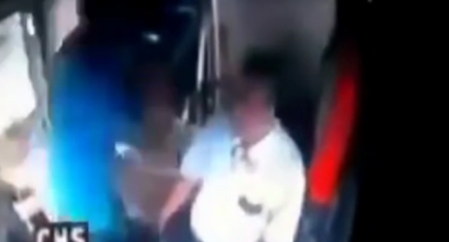 Ιταλία: Η “ευγενική” συμπεριφορά των λαθρομεταναστών και η κατάλληλη απάντηση του οδηγού! [βίντεο]