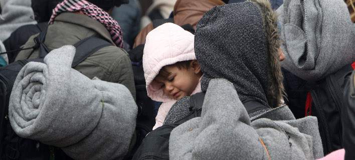 Με το σταγονόμετρο η ροή προσφύγων στην Ειδομένη – Τα Σκόπια κλείνουν για πολλές ώρες το σημείο διέλευσης