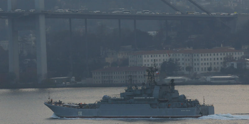 Ρωσικά πλοία μεταφέρουν δυνάμεις στη Συρία και οι Τούρκοι τα κοιτούν να περνούν από το Βόσπορο (vid)