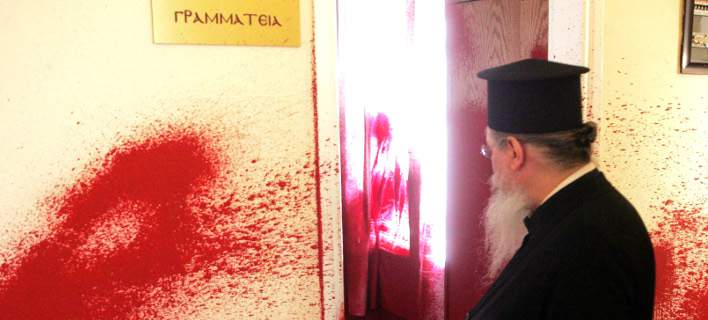 Θεσσαλονίκη: Η ομάδα Δαμόκλειος Σπάθη ανέλαβε την ευθύνη για τους βανδαλισμούς στη μητρόπολη