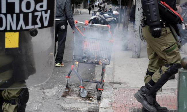 Επεισόδια στα Εξάρχεια – Κλειστή η οδός Στουρνάρη – Κάηκε αυτοκίνητο