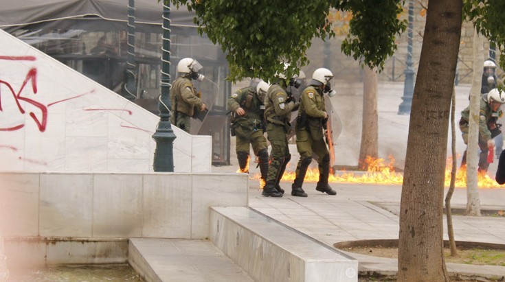 Τελείωσε η πορεία στο κέντρο της Αθήνας – Βόμβες μολότοφ και δακρυγόνα αμαύρωσαν τις ειρηνικές διαδηλώσεις