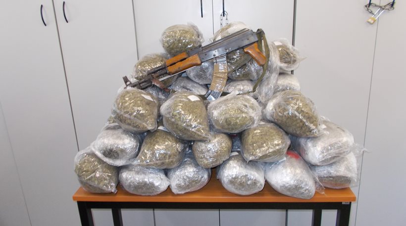 Φλώρινα: Συνελήφθη 29χρονος που μετέφερε 38 κιλά χασίς οπλισμένος με Καλάσνικοφ