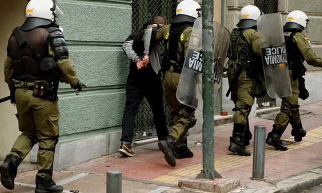 H μολότοφ που έπεσε στους δημοσιογράφους στα Εξάρχεια [βίντεο]