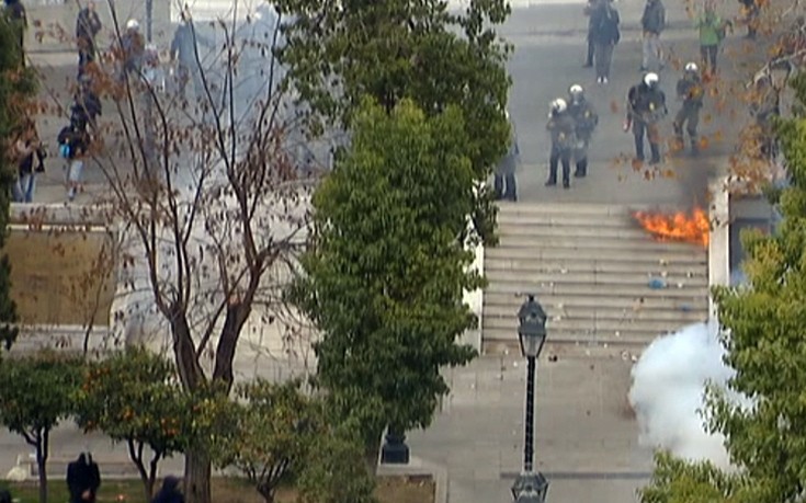 Μολότοφ και κρότου-λάμψης στο Σύνταγμα – Επεισόδια από αναρχικούς [φωτό – βίντεο]