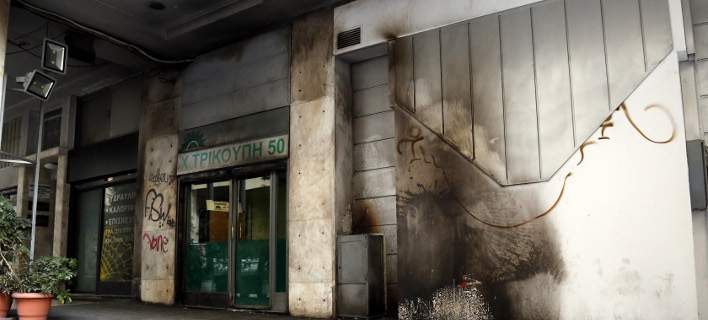Ξανά στο στόχαστρο τα γραφεία του ΠΑΣΟΚ- Εριξαν περίπου 20 μολότοφ
