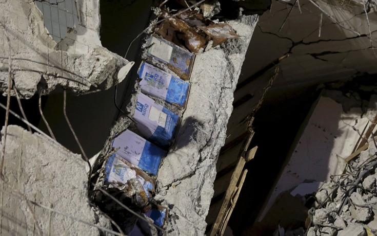 Τοίχοι ενισχυμένοι με… τενεκέδες λαδιού στα συντρίμμια κτηρίου στην Ταϊβάν- Στους 35 οι νεκροί