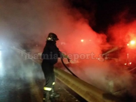 Λαμία: Περίεργη φωτιά σε παρκαρισμένα αυτοκίνητα (βίντεο)