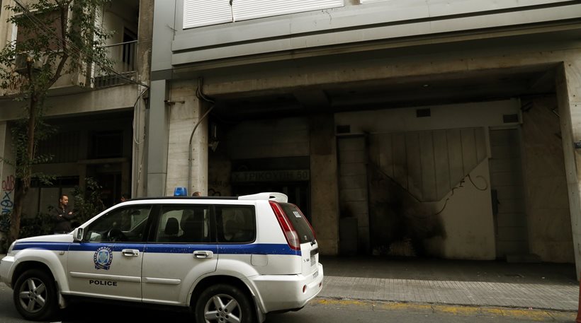 Πεδίο μάχης τα Εξάρχεια μετά την 14η επίθεση στα γραφεία του ΠΑΣΟΚ- 6 συλλήψεις