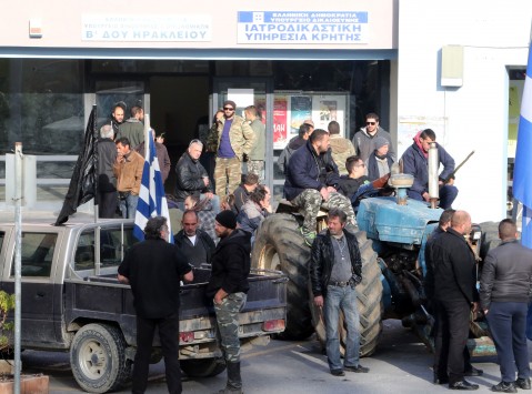 Ηράκλειο: Υπό κατάληψη για τρίτη μέρα η εφορία – Ετοιμασίες αγροτών για ”απόβαση” στην Αθήνα!