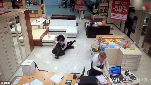 Ρωσία: Η σούπερ υπάλληλος που κατάφερε να πιάσει τον κλέφτη [βίντεο]