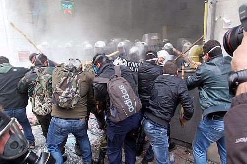 Πεδίο μάχης το κέντρο της Αθήνας – Επεισόδια μεταξύ ΜΑΤ-αγροτών και προσαγωγές στο Υπουργείο Αγροτικής Ανάπτυξης [φωτό]