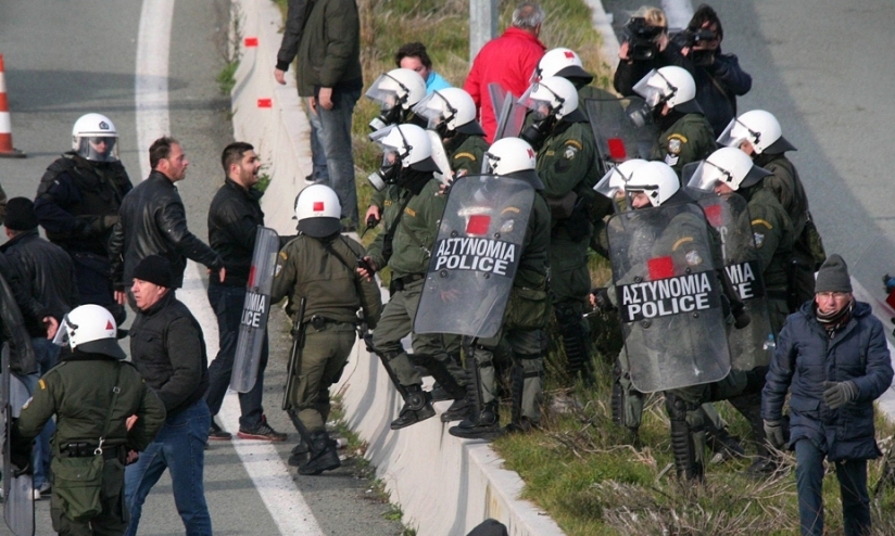 Συγκρούσεις αγροτών-ΕΛΑΣ στις εισόδους της Αθήνας – Αγρότες: “Εχουμε δικαιώματα  ως πολίτες – Προσέξτε γιατί θα πάρουμε τα όπλα”! (vid)