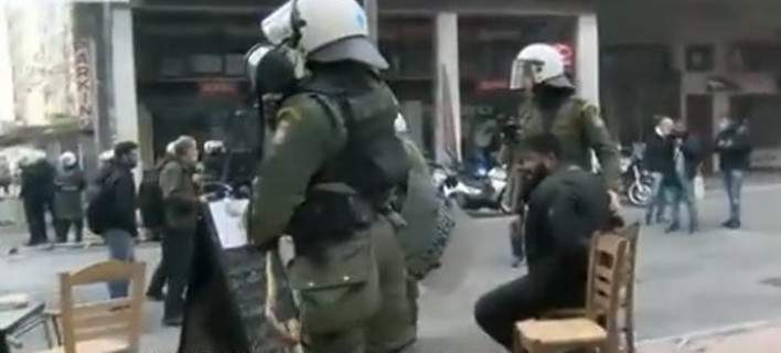 “Ηλεκτρισμένη” η ατμόσφαιρα στο υπ. Ανάπτυξης: Tα ΜΑΤ συνέλαβαν έναν αγρότη (φωτό)