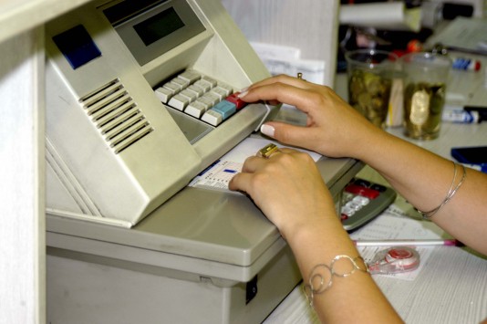 Θεσσαλονίκη: Χτύπησαν και λήστεψαν ιδιοκτήτη πρακτορείου του ΟΠΑΠ – Έκανε φτερά ο φάκελος με τα 3.800€!