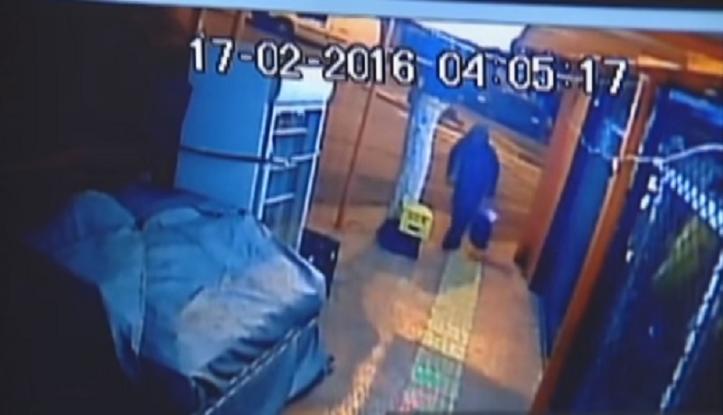 Η κάμερα του μανάβικου «δείχνει» το δράστη τη στιγμή που βάζει τη βόμβα (βίντεο)