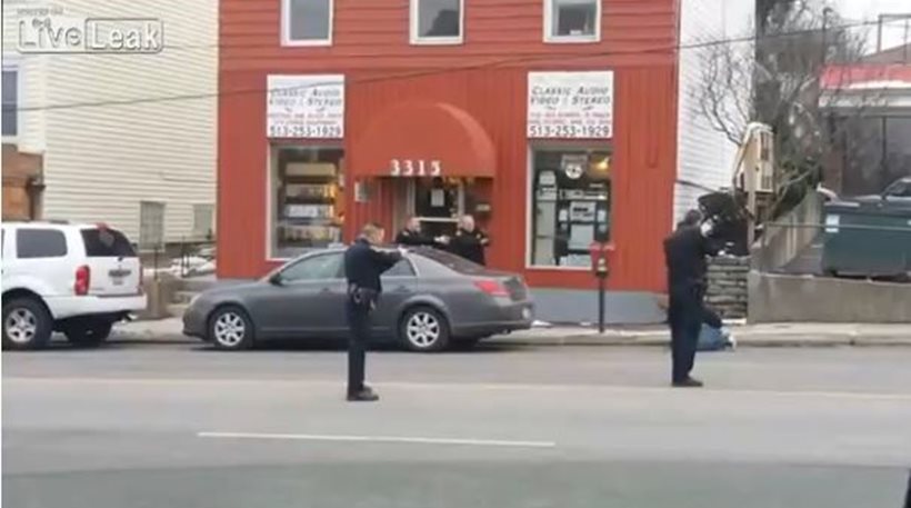 ΗΠΑ: Αστυνομικοί σκοτώνουν ύποπτο με ψεύτικο όπλο [βίντεο]