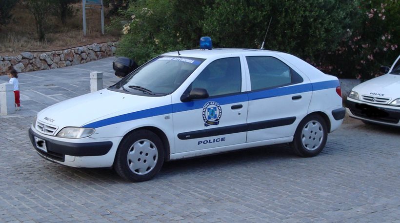 Ξυλόκαστρο: Συνελήφθη νεαρός που έκλεψε και χτύπησε ηλικιωμένη