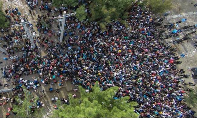 Το αδιαχώρητο στην Ειδομένη: 4.500 πρόσφυγες-λάθρο περιμένουν να περάσουν στα Σκόπια