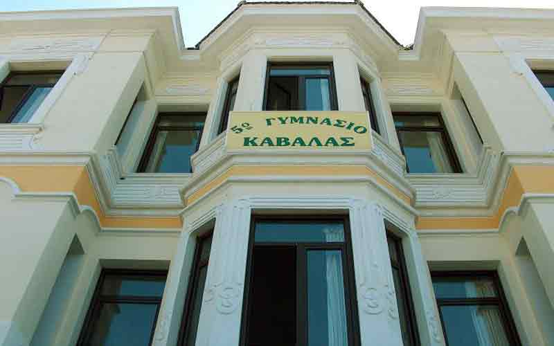 Υποστολή ελληνικής σημαίας και έπαρση…τουρκικής σε σχολεία της Καβάλας!