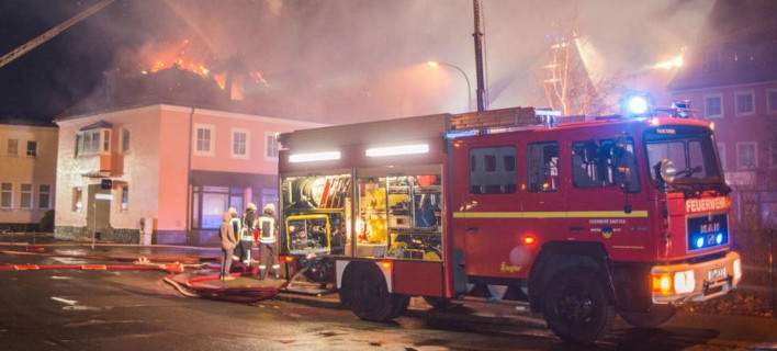 Δρέσδη: Το κέντρο διαμονής λαθρομεταναστών πήρε φωτιά και οι κάτοικοι πανηγύριζαν  [φωτό]