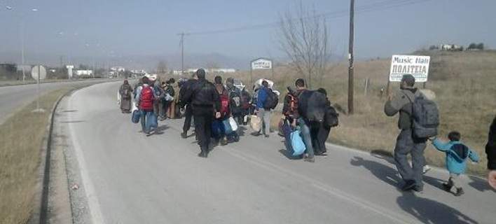 Κοζάνη: Ανέβασαν πρόσφυγες στα λεωφορεία, μετά τους επέστρεψαν πίσω κι εκείνοι συνεχίζουν με τα πόδια [φωτό, βίντεο]