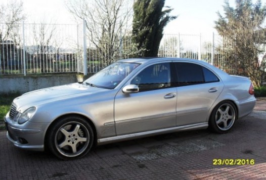 Πόσοι πρόσφυγες φαντάζεστε ότι χώρεσαν μέσα στο αυτοκίνητο που βλέπετε;