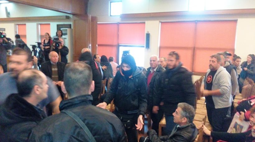 Κουκουλοφόροι επιτέθηκαν σε βουλευτή του Λαϊκού Συνδέσμου στο Δημαρχείο Βόλου