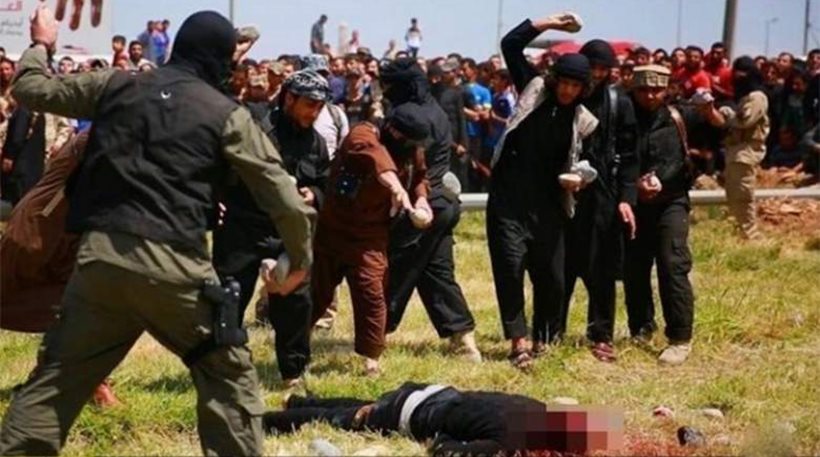 Άνδρες του ISIS λιθοβόλησαν μέχρι θανάτου δύο έφηβες (σκληρό βίντεο)