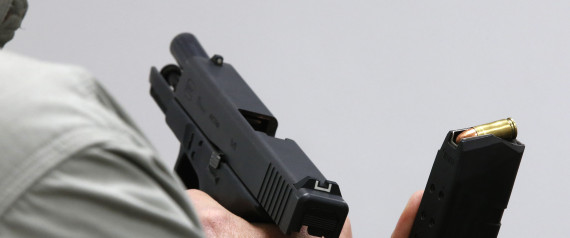 Η «ισχυρή πλευρά» και οι άλλες ενδείξεις: Πώς οι πράκτορες του FBI καταλαβαίνουν αν κάποιος κουβαλάει όπλο