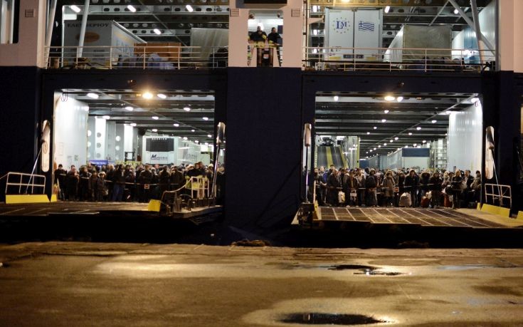 Στο λιμάνι του Πειραιά έφτασαν 437 “λάθρο” από Μυτιλήνη και Χίο