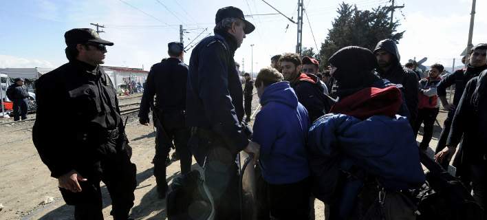Πρόσφυγες και λάθρο ξεκινούν απεργία πείνας και αποκλείουν σιδηροδρομικές γραμμές