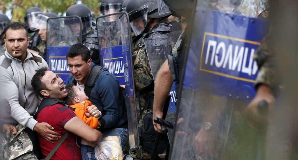 Μάχες στην Ειδομένη μεταξύ προσφύγων-λάθρο και σκοπιανής αστυνομίας – Εριξαν τον φράχτη – Χειροβομβίδες τους ρίχνουν οι Σκοπιανοί (βίντεο) (upd)