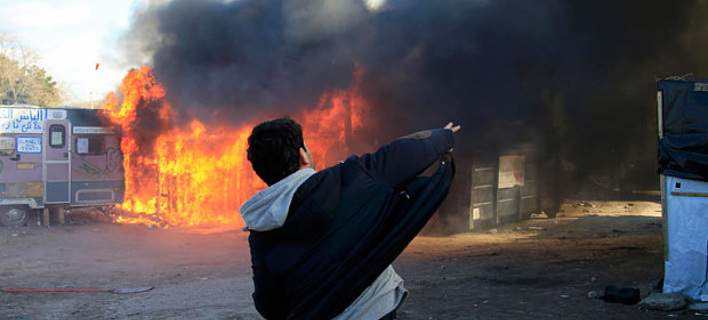 «Ζούγκλα» του Καλαί: Πρόσφυγες-λάθρο ξεσηκώθηκαν και έβαλαν φωτιά στις σκηνές (φωτό)