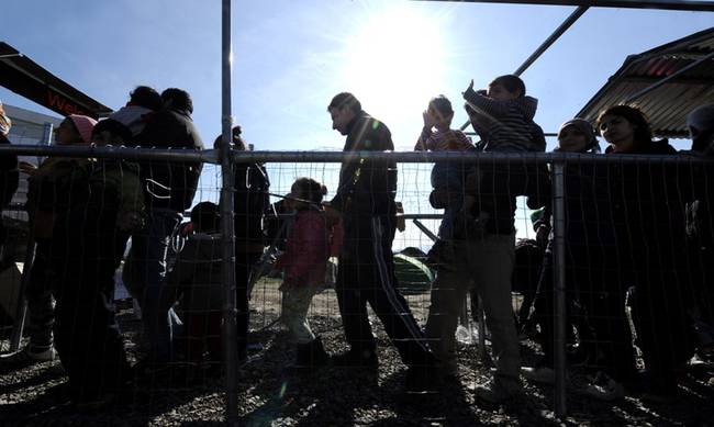 Ετσι φορτίζουν τα κινητά τους οι πρόσφυγες – Η φωτογραφία που κάνει το γύρο του διαδικτύου