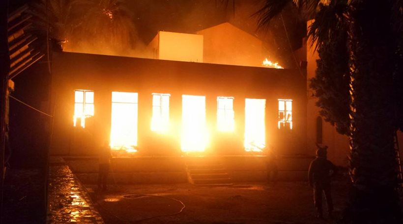 Ένταση στο Καστελόριζο: Κάηκε αποθήκη με είδη για πρόσφυγες (vid)